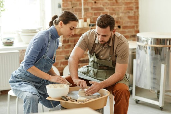 How to choose a holiday rental in the UK that offers pottery-making classes?